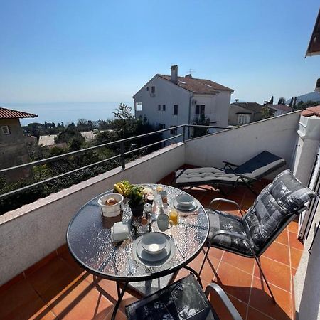Apartment Lady Daniela Mit Meerblick In Lovran Bagian luar foto