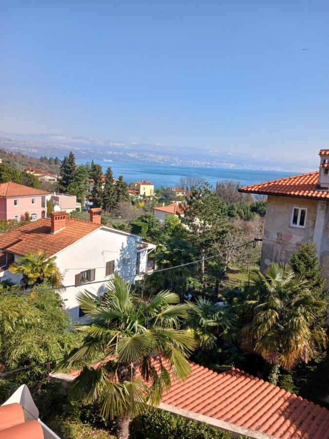 Apartment Lady Daniela Mit Meerblick In Lovran Bagian luar foto