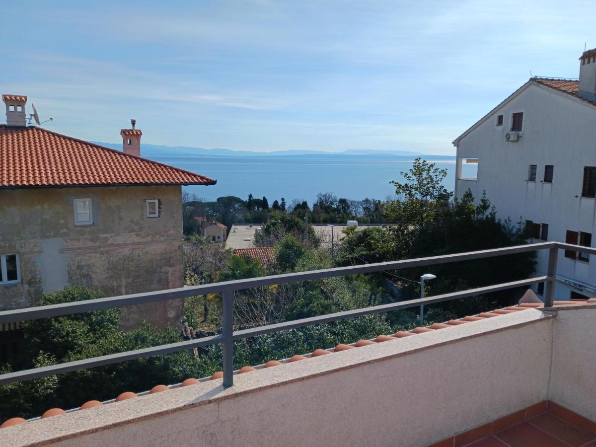 Apartment Lady Daniela Mit Meerblick In Lovran Bagian luar foto