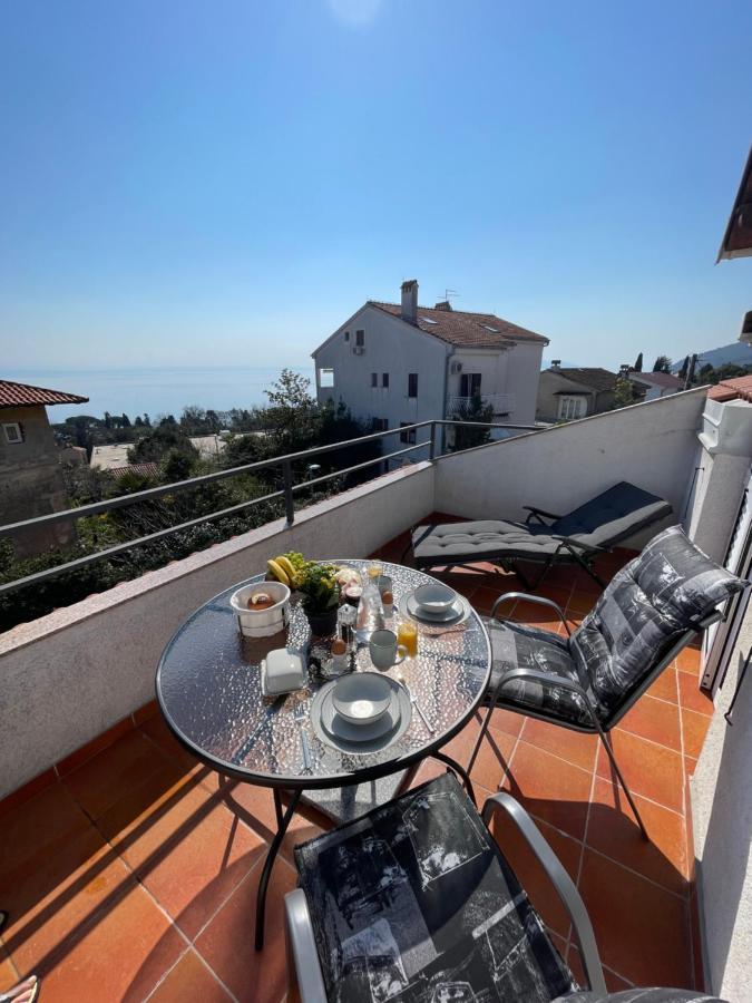 Apartment Lady Daniela Mit Meerblick In Lovran Bagian luar foto
