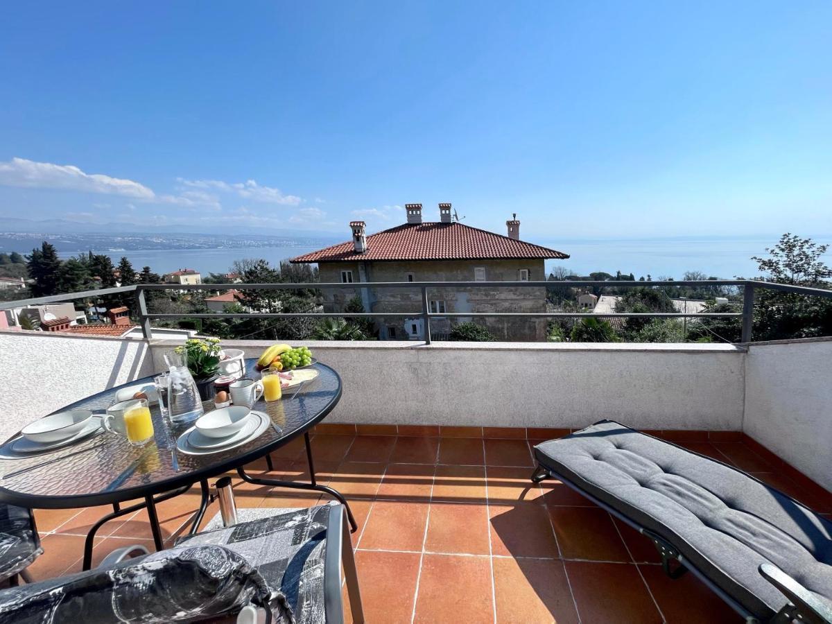 Apartment Lady Daniela Mit Meerblick In Lovran Bagian luar foto