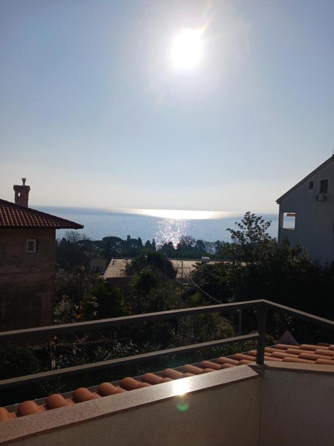 Apartment Lady Daniela Mit Meerblick In Lovran Bagian luar foto