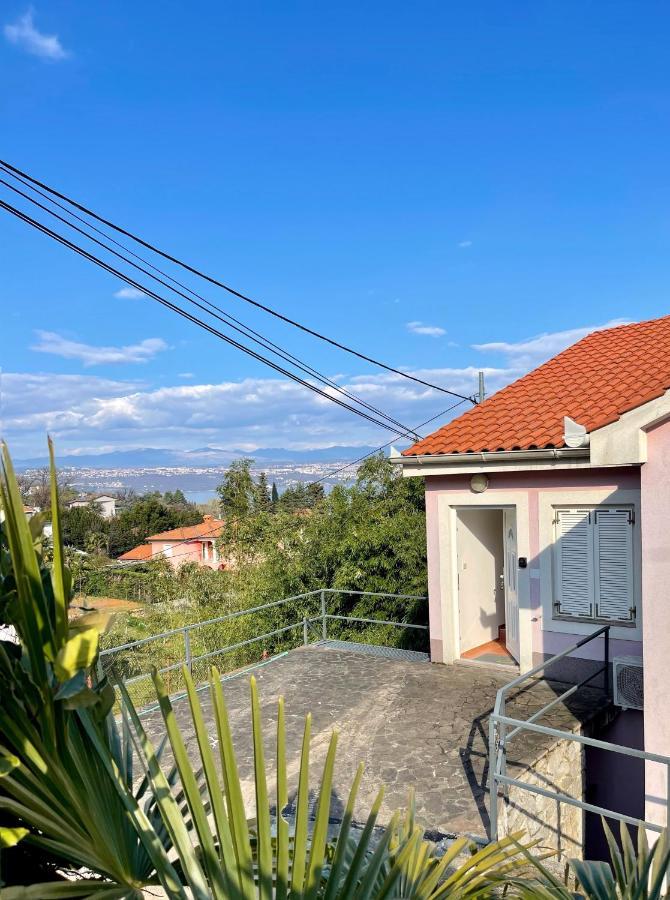 Apartment Lady Daniela Mit Meerblick In Lovran Bagian luar foto