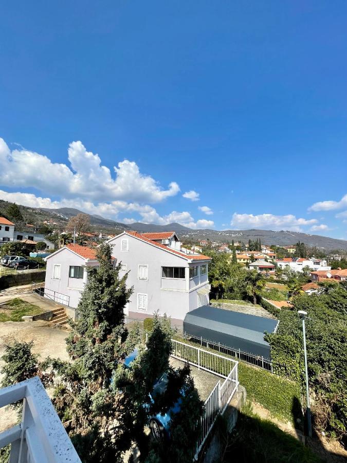 Apartment Lady Daniela Mit Meerblick In Lovran Bagian luar foto