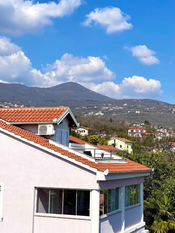 Apartment Lady Daniela Mit Meerblick In Lovran Bagian luar foto