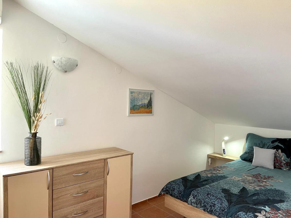 Apartment Lady Daniela Mit Meerblick In Lovran Bagian luar foto