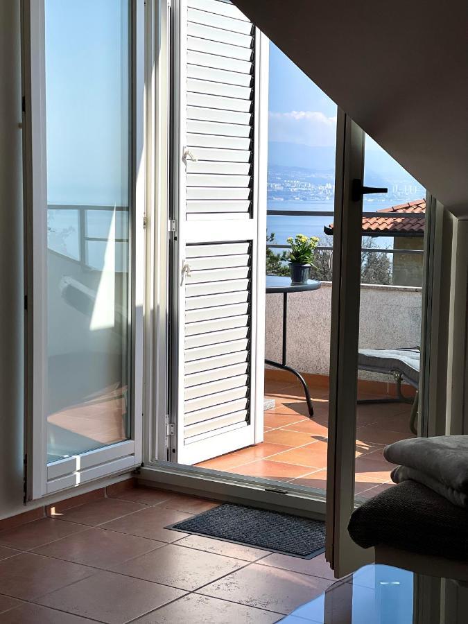 Apartment Lady Daniela Mit Meerblick In Lovran Bagian luar foto