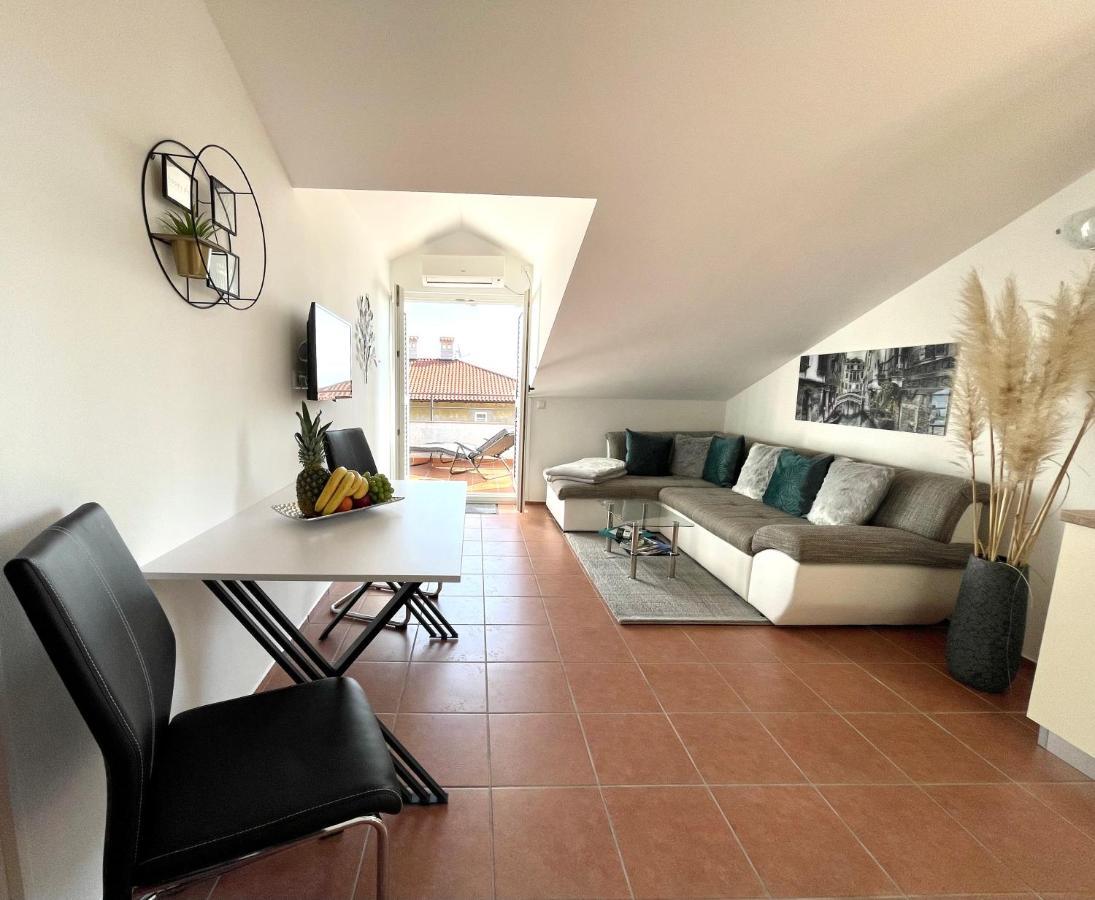 Apartment Lady Daniela Mit Meerblick In Lovran Bagian luar foto